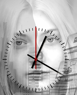Uhr liegt transparent auf dem Gesicht einer jungen Frau