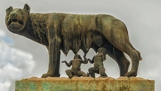 Statue: Wölfin säugt Romolus und Remolus