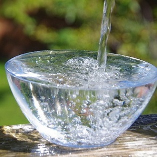 Wasser fließt in eine Schale